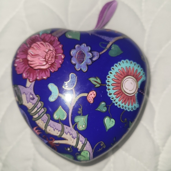 Heathcote & Ivory "Magic Myth Marvel" Scented Soap in Heart-Shaped Tin 3.2 oz - Picture 2 of 4